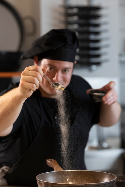 Mannelijke chef-kok in de keuken koken