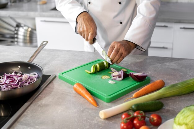 Mannelijke chef-kok in de keuken kokende schotel in een pan