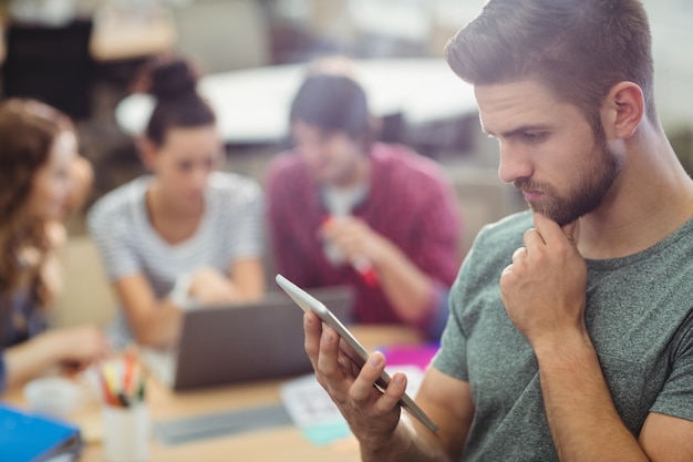 Mannelijke directeur met behulp van digitale tablet