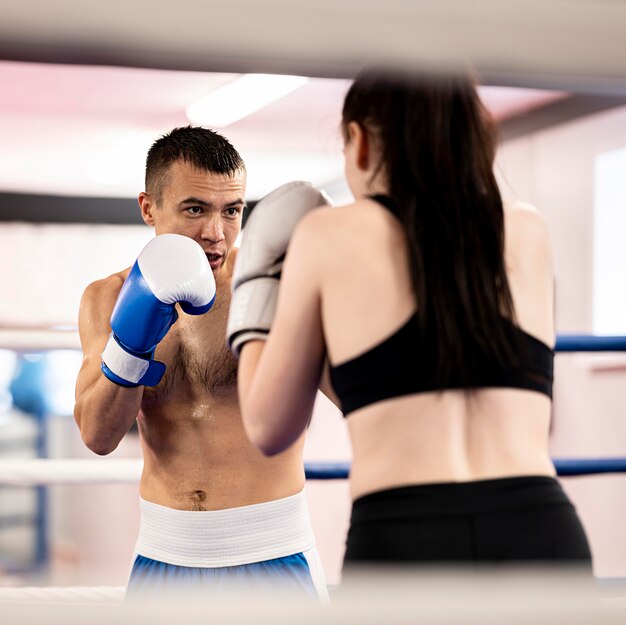 Mannelijke en vrouwelijke bokser die elkaar confronteren