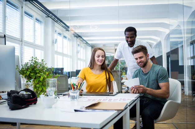 Mannelijke en vrouwelijke grafisch ontwerpers met elkaar interacteren