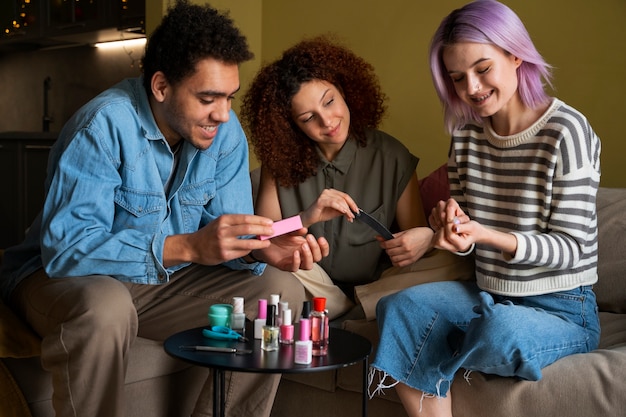 Mannelijke en vrouwelijke vrienden krijgen samen een manicure