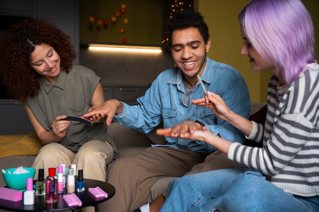 Mannelijke en vrouwelijke vrienden krijgen samen een manicure