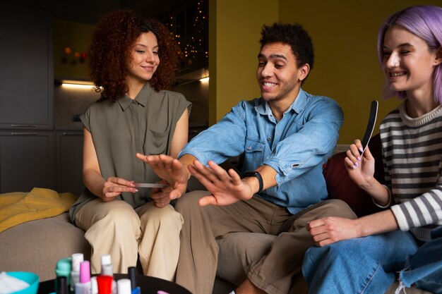 Mannelijke en vrouwelijke vrienden krijgen samen een manicure