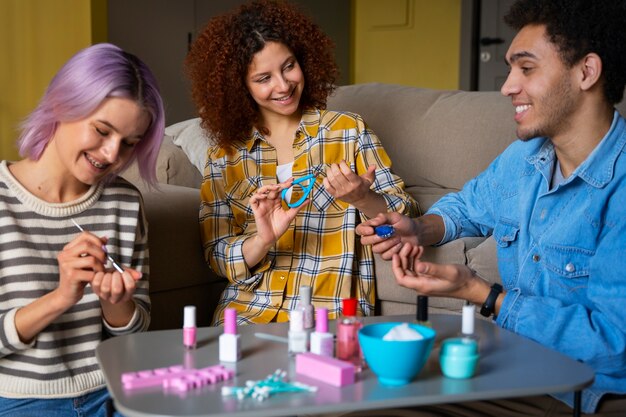 Mannelijke en vrouwelijke vrienden krijgen samen een manicure