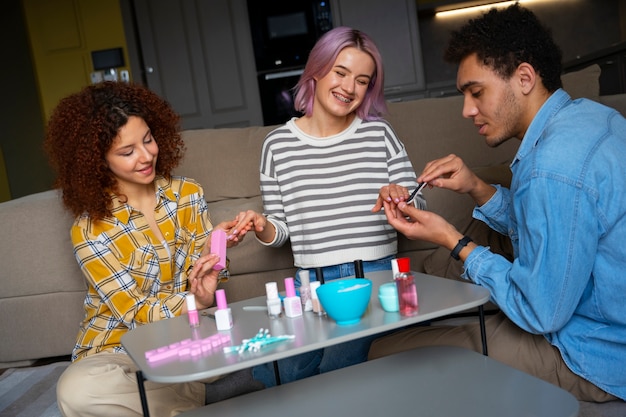 Mannelijke en vrouwelijke vrienden krijgen samen een manicure