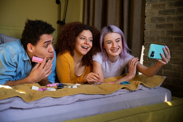 Gratis foto mannelijke en vrouwelijke vrienden krijgen samen een manicure