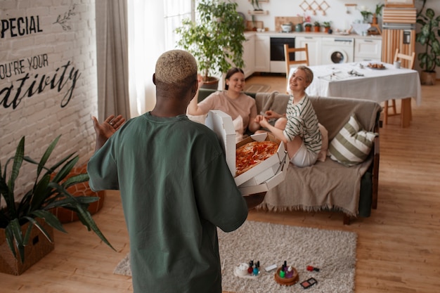 Mannelijke en vrouwelijke vrienden krijgen samen een manicure