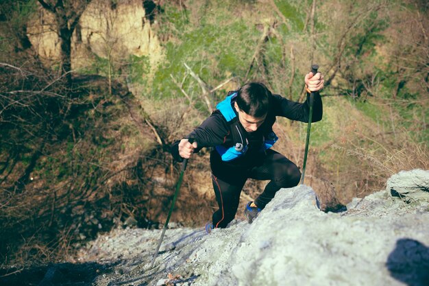 Mannelijke fit atleet buiten wandelen in de natuur.