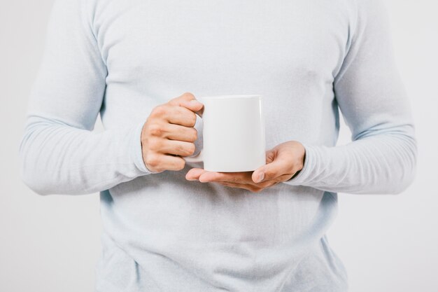 Mannelijke handen met een koffiemok