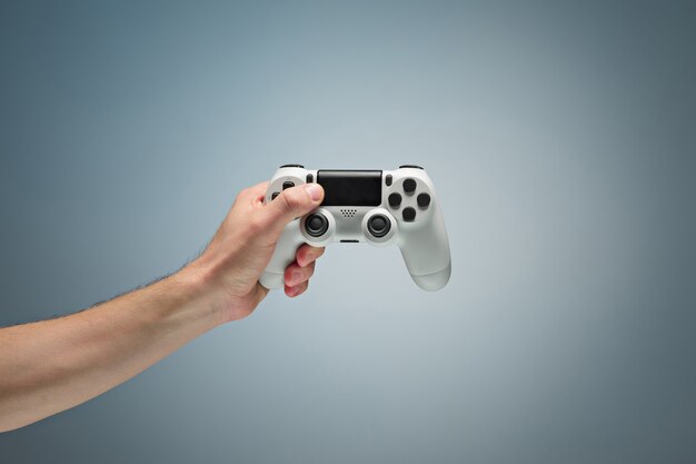 Mannelijke handen met gamepad