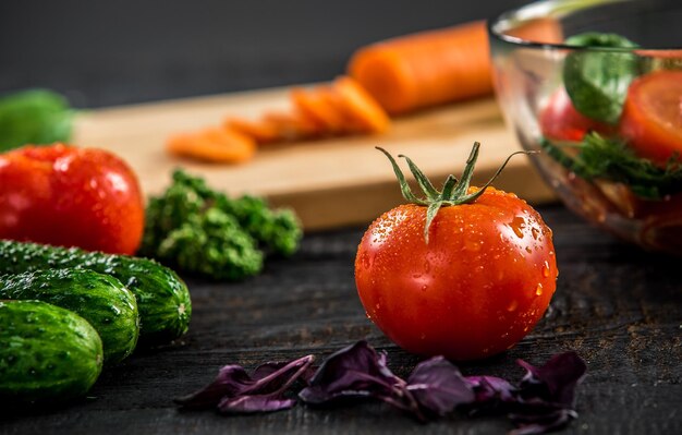 Mannelijke handen snijden groenten voor salade