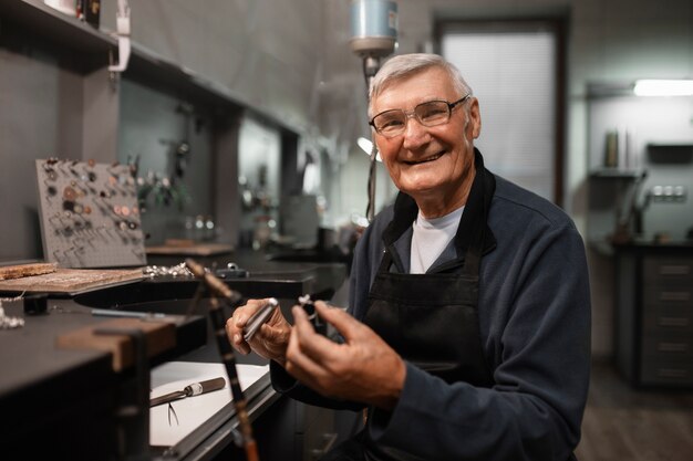 Mannelijke juwelier werkzaam in de winkel