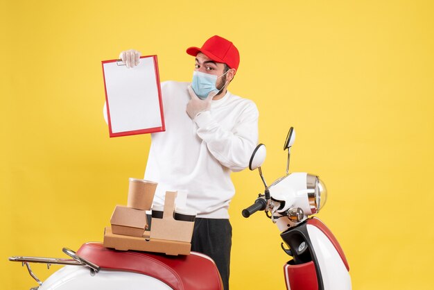 mannelijke koerier in steriel masker met dossieropmerking op geel