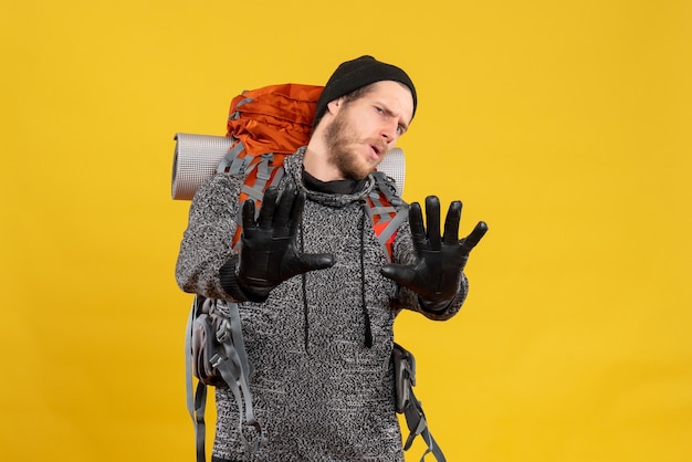 mannelijke lifter met leren handschoenen en rugzak die stopbord maakt