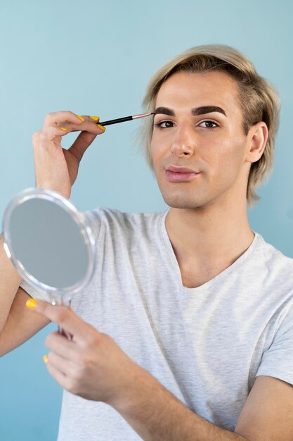 Mannelijke make-up kijkt vooraanzicht