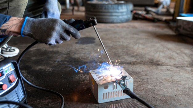 Mannelijke monteur werkt in zijn atelier