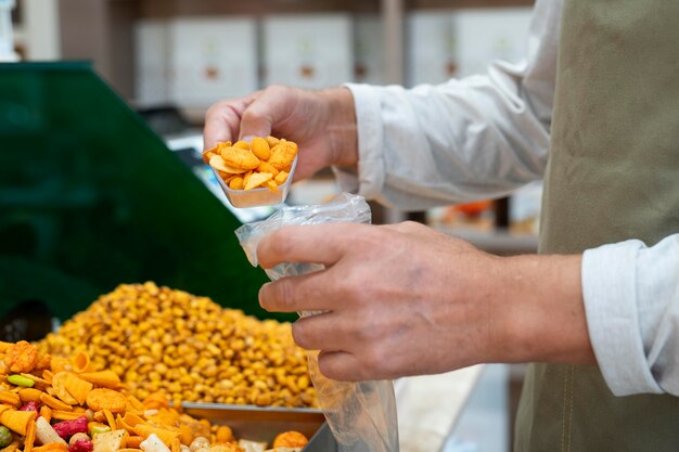 Mannelijke producer in zijn winkel met verschillende goodies