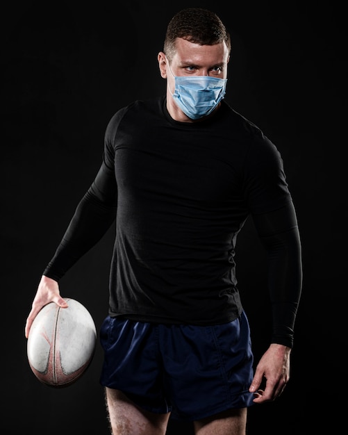 Mannelijke rugbyspeler met de medische bal van de maskerholding