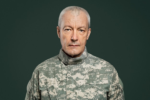 Gratis foto mannelijke soldaat in een uniform portret