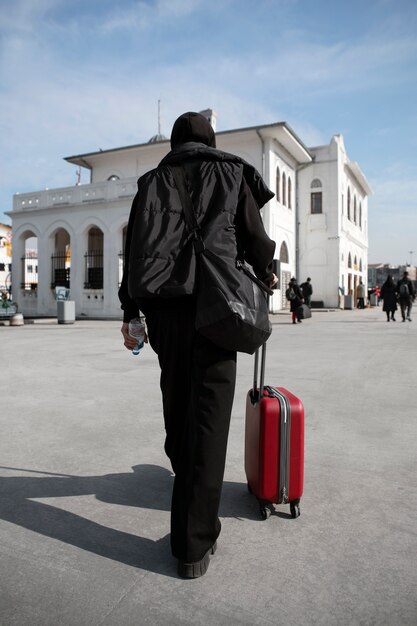 Mannelijke toerist met bagage