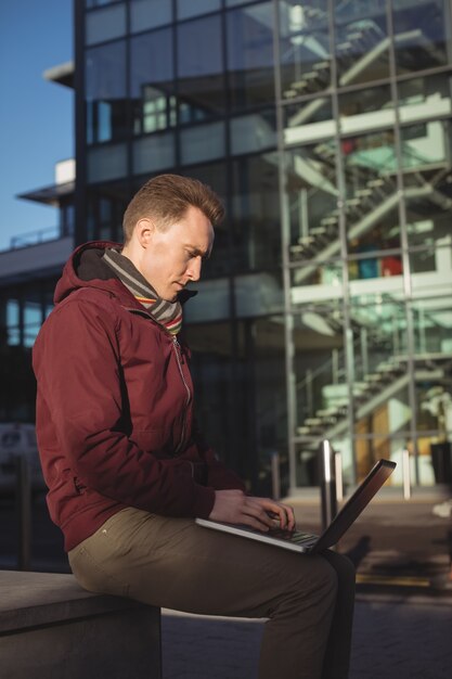 Mannelijke uitvoerende macht die laptop met behulp van