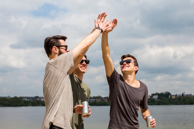 Gratis foto mannelijke vrienden die hoge vijf geven