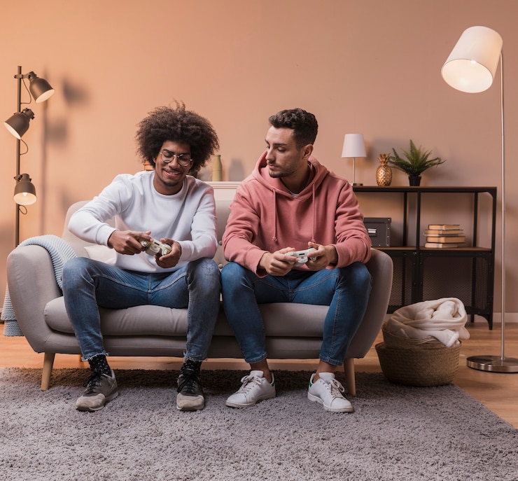 Gratis Foto mannelijke vrienden geconcentreerd tijdens het spelen