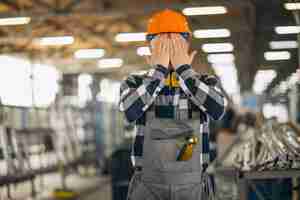 Gratis foto mannelijke werknemer in een fabriek