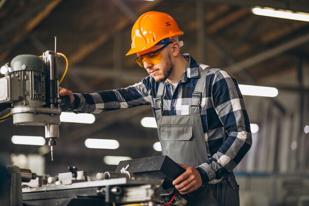 Mannelijke werknemer in een fabriek