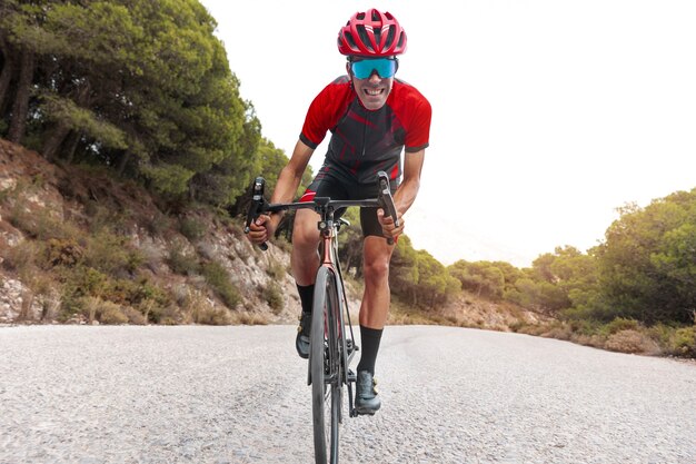 Mannelijke wielrenner trainen met fiets buitenshuis