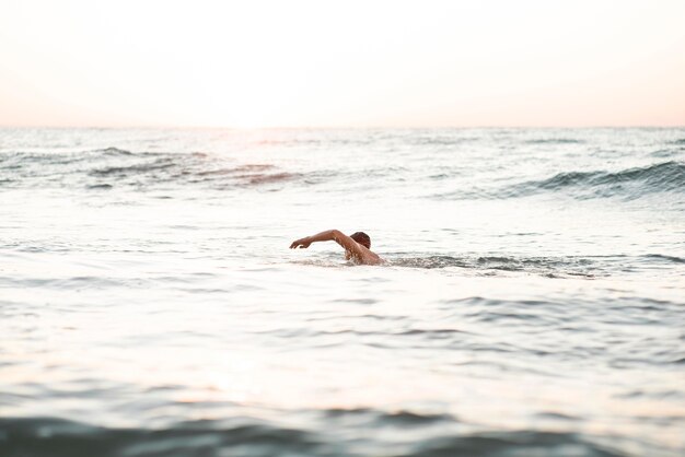 Mannelijke zwemmer die in de oceaan zwemt