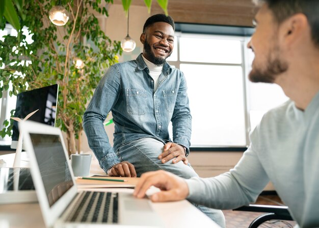 Gratis foto mannen bespreken eco-project close-up