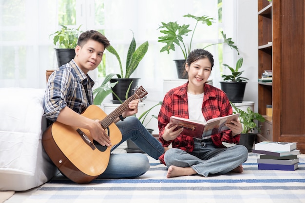 Mannen die gitaar zitten en vrouwen die boeken en het zingen houden.