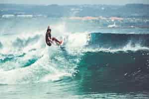 Gratis foto mannen en meisjes surfen