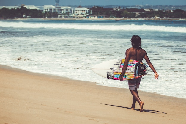 Gratis foto mannen en meisjes surfen