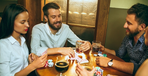 Mannen en vrouwen die kaartspel spelen. Poker, avondentertainment en opwinding concept