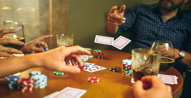 Mannen en vrouwen die kaartspel spelen. Poker, avondentertainment en opwinding concept