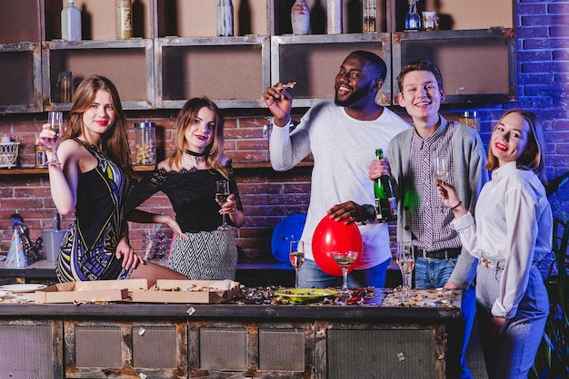 Mannen en vrouwen die op feest eten