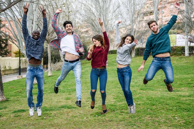 Mannen en vrouwen springen