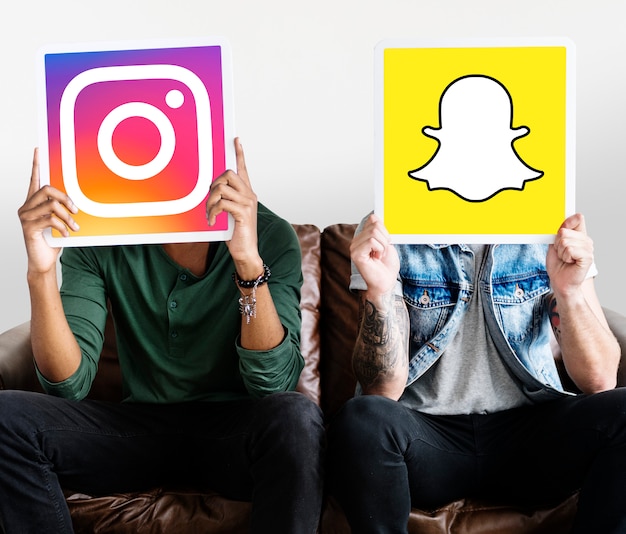 Gratis foto mannen houden van social media iconen