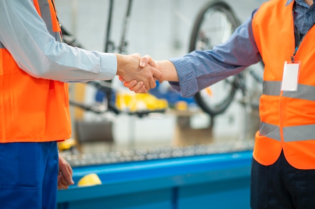 Mannen in veiligheidsuitrusting op het werk