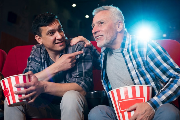 Mannen kijken naar film in de bioscoop