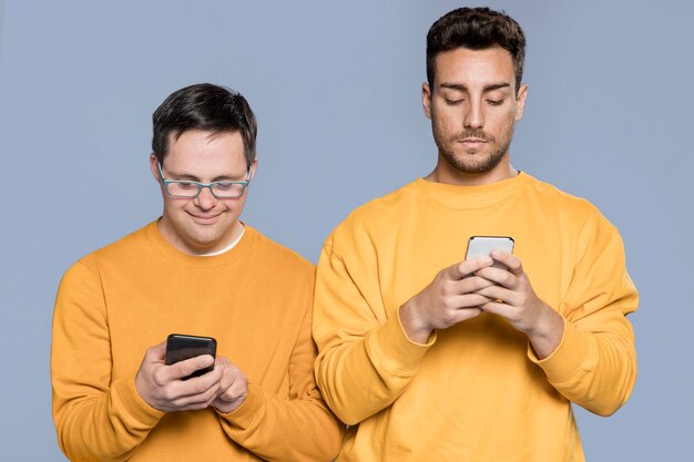Mannen kijken op hun telefoon