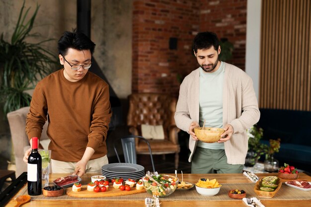 Mannen met heerlijk eten medium shot