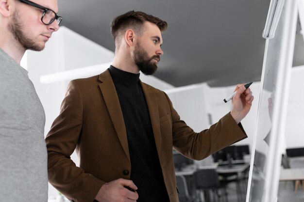 Mannen praten over een werkproject