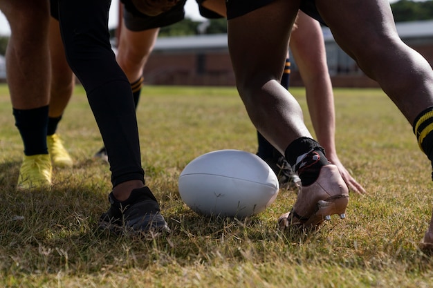 Gratis foto mannen spelen rugby op het veld