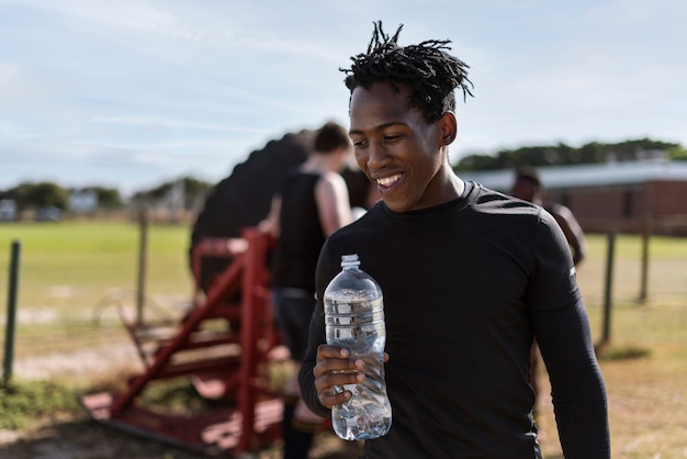 Mannen spelen rugby op het veld