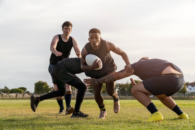 Gratis foto mannen spelen rugby op het veld