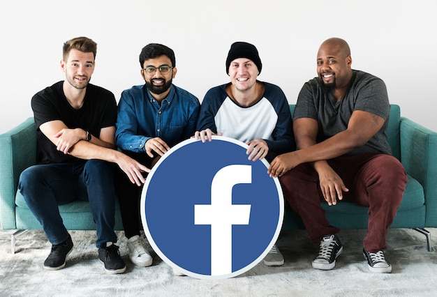 Mannen tonen een Facebook-pictogram